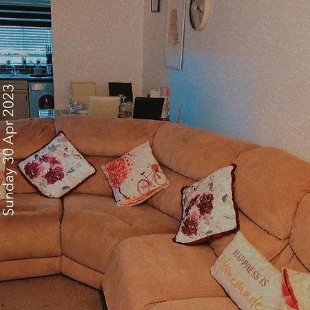 Lovely 2 Bed Flat/Apt In East London- Nice Estate. Dagenham Extérieur photo