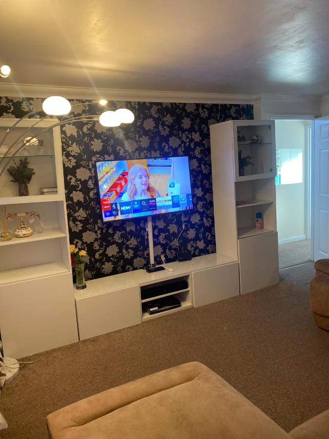 Lovely 2 Bed Flat/Apt In East London- Nice Estate. Dagenham Extérieur photo