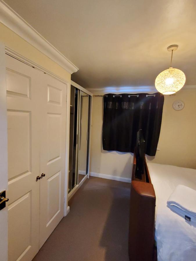 Lovely 2 Bed Flat/Apt In East London- Nice Estate. Dagenham Extérieur photo