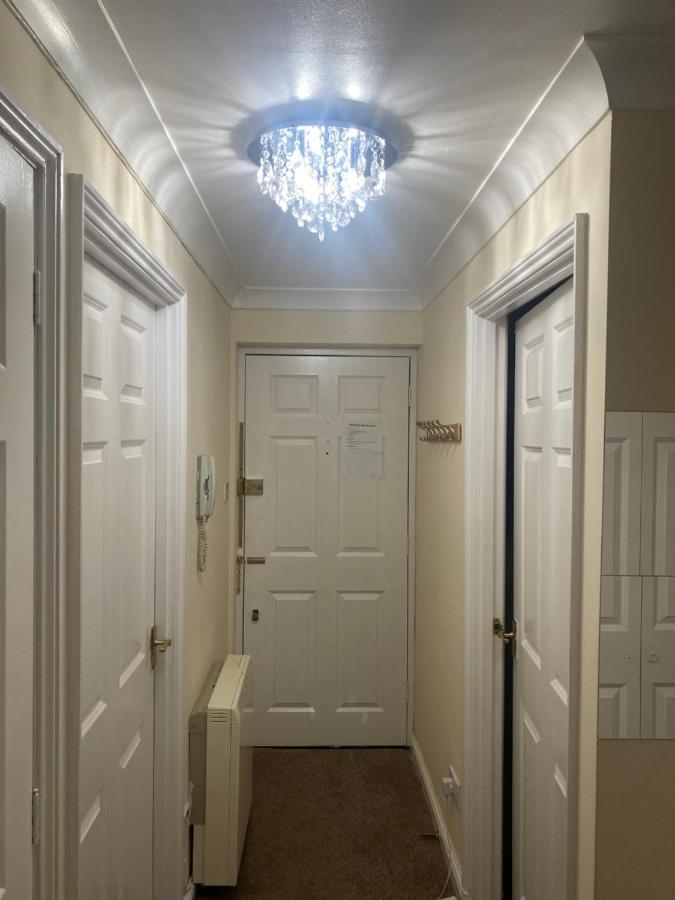 Lovely 2 Bed Flat/Apt In East London- Nice Estate. Dagenham Extérieur photo