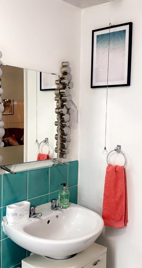 Lovely 2 Bed Flat/Apt In East London- Nice Estate. Dagenham Extérieur photo