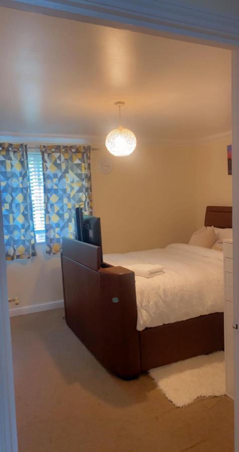 Lovely 2 Bed Flat/Apt In East London- Nice Estate. Dagenham Extérieur photo