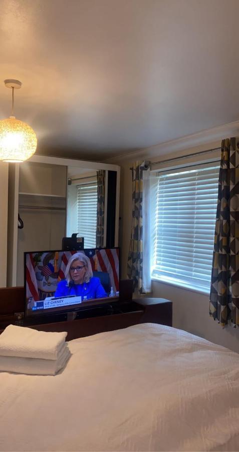 Lovely 2 Bed Flat/Apt In East London- Nice Estate. Dagenham Extérieur photo