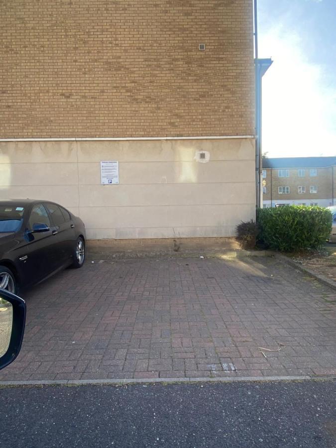 Lovely 2 Bed Flat/Apt In East London- Nice Estate. Dagenham Extérieur photo