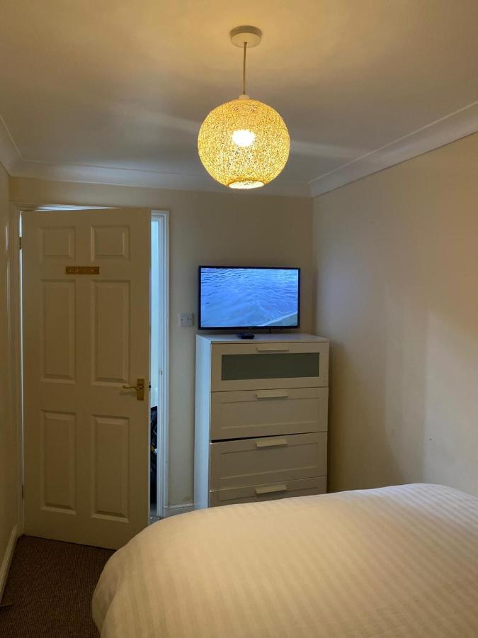 Lovely 2 Bed Flat/Apt In East London- Nice Estate. Dagenham Extérieur photo
