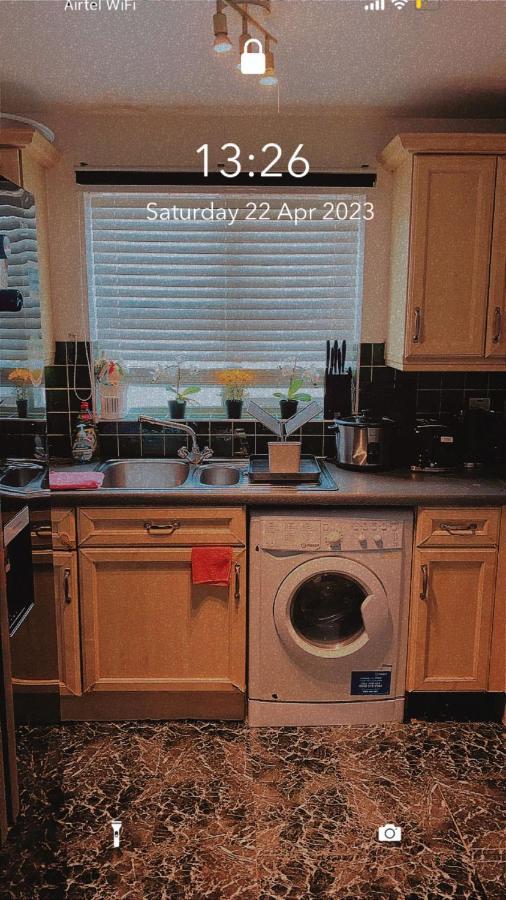 Lovely 2 Bed Flat/Apt In East London- Nice Estate. Dagenham Extérieur photo