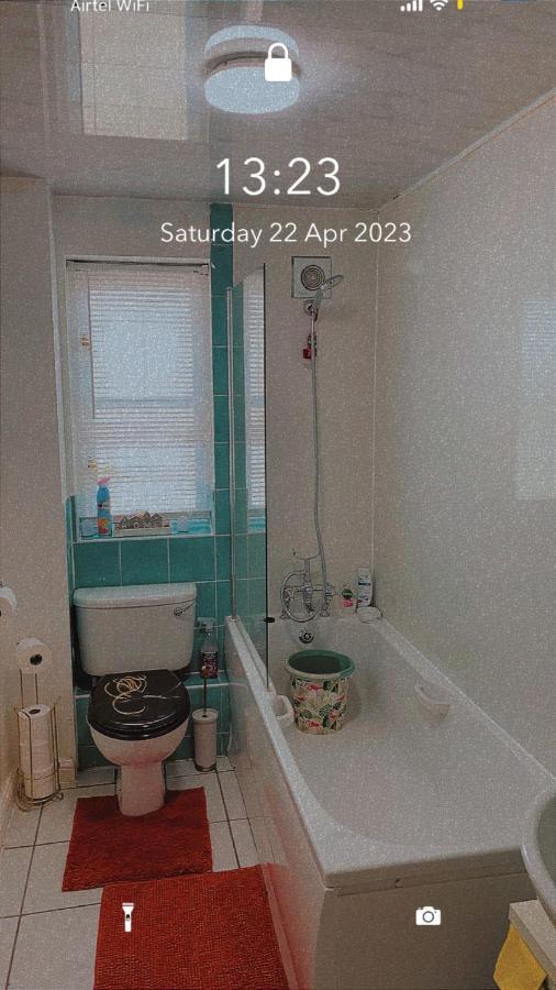 Lovely 2 Bed Flat/Apt In East London- Nice Estate. Dagenham Extérieur photo